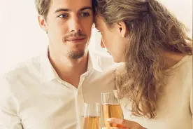 小说：校花被困电梯，小伙轻声安慰，获救后的她决定以身相许图片