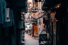 小说：大学生退伍复学，参加军训，教官看着比自己还标准的军姿图片