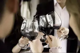 在婚礼上，作为敬酒人，你如何向众人劝酒图片