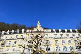 男人面对债务危机，女人拿出半生积蓄资助，可男人心里却没有她图片