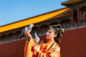 小说：她和九王爷感情，快速升温，你爱我我爱你，皇宫门口甜蜜蜜图片