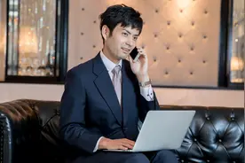 小说：发现男友身材很好，她忍不住伸手摸他腹肌，哪知他起了反应图片