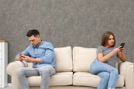 小说：惊！半夜家里进贼了，看妙龄少女如何机智应对！图片