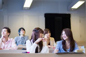 小说：豪门出身的她，如今却被迫靠摆摊赚钱，骚操作惊呆众人图片