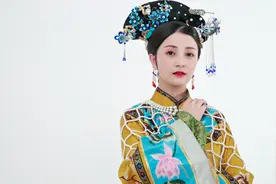 小说：萌娃忽的抱住她喊娘，她大喊有人碰瓷，谁料为自己招来姻缘图片