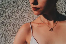 小说：穷小子入赘校花家，他软饭硬吃，当着老婆的面刷视频看美腿图片