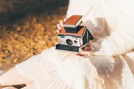 他是一位工人，他的妻子出轨了，跟别人就躲在了车里图片