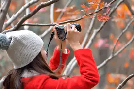 圣诞节家人团聚，男子遭遇妹妹排挤，却以幽默一招赢得全家欢笑图片