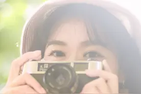 大卫过生日收到一块手表，他却拒绝戴上，因为他不想被数字固定图片