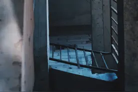 小说：在休息室，千万别看床下！图片