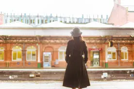 维勒顿小姐日复一日地清扫着桌上的面包屑，她认为这是一种慰藉图片