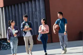 小说：校草哥哥为了不带她去玩，给她两百块，不久后ktv相遇了图片