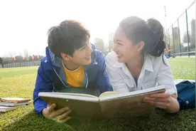 小说：她穿睡裙送室友来看病，身材太好，男子连忙脱衣服给她遮挡图片