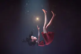 小说：紫发的小萝莉夜晚竟然想偷跑出孤儿院图片