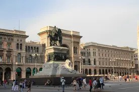 男孩苦练逃脱魔术，真正表演时却慌了神，还害得弟弟一同落水图片