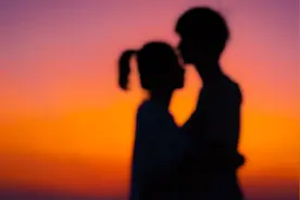 小说：萌宝拿糖果，回家宣传是舅妈给的，众人：不是不近女色吗？图片