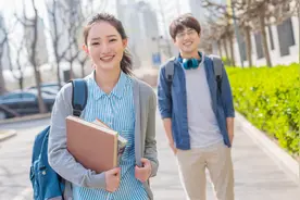 小说：一直暗恋的小同桌居然偷偷亲自己！？图片