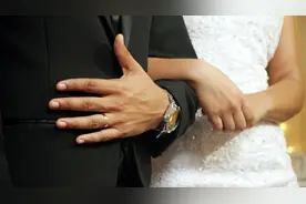 小说：出差九个月的丈夫终于回来了，但隔天就陪着白月光去产科！图片