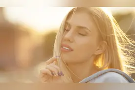 小说：小伙超级帅却单身，美女问为什么？他说：我穷图片