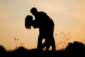 小说：柠栀这次没有拍他的头，而是拍了拍桌子图片