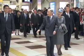 明仁太上皇和皇太后手挽手出现在车站，受到众人欢呼，非常亲切视频封面