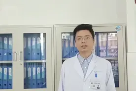 体温爆表！男子踢完2小时球又喝了6瓶啤酒，劳累受凉致高热视频封面