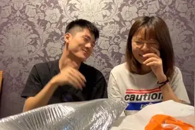 小伙和女友王者单挑，反被嘲讽带妹界的耻辱