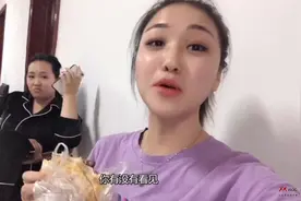 小米和闺蜜一起去泡澡，带你们见识下北方的澡堂，单间就一个浴池视频封面