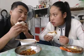 酒席吃剩下的肘子，媳妇简单做个肘子加蒸馍，老公大口吃着真过瘾视频封面