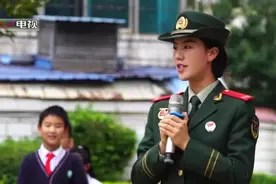 受阅女兵正步踢到校园！被小学生粉丝热烈“围攻”视频封面