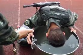 兵哥高强度体能考核，体验一下在水中憋气35秒钟是什么感觉