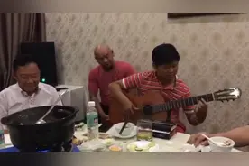 酒桌上大哥拿起吉他，精彩演奏Despacito，你大哥还是你大哥啊！视频封面