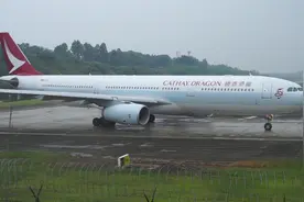 早晨香港国泰港龙的空客A330，在双流机场起飞全过程视频封面