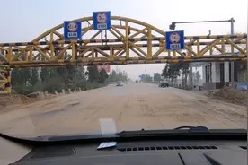 开封黄河公路大桥有这样的限高杆，货车想过去竟然把车顶降低了