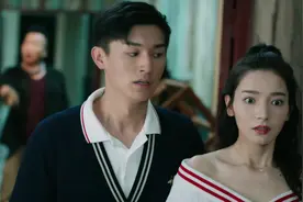 小伙送花表白，黑社会老大带人追杀女孩，回家看到黑社会老大惨了视频封面