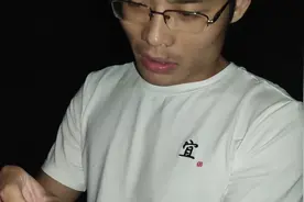 小伙大半夜不睡觉去树林抓知了，看到这种虫子心里直发毛。