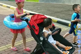 小区免费泳池只开放2个月，苏州高温，大宝赶关门前赶紧多游几次