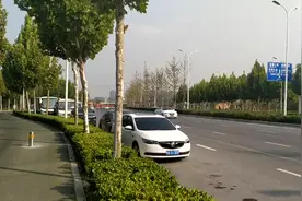 小伙子周末把车停路边被城管拖走了 给大家分享详细的取车过程视频封面