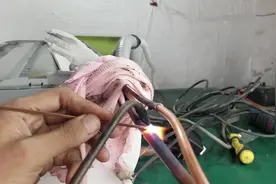 铜管该怎样焊接呢 其实很简单 我来给大家做个示范