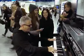 【翰森钢琴】街头钢琴，大师与路人的即兴合奏，羡慕街头有钢琴的视频封面