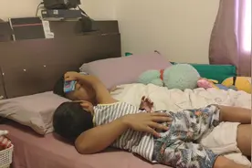 香港单亲爸爸生病，看看儿子怎么照顾他，真羡慕别人家的男孩子