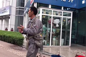 北京高空擦玻璃大哥说他一天800块，一月挣7000块，你觉得靠谱吗视频封面