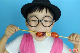 小泽和迪迦还有哥斯拉吃完了冰糖葫芦，泰罗又变出水果给他们吃