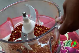 打辣椒粉太辣？农村小妹网购了它，10分钟搞定一袋辣椒粉