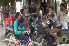 在柬埔寨农村，女人们都在户外洗澡，这样的习惯太搞笑啦视频封面