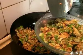 1把辣椒3个鸡蛋，少许面粉，这样做香辣味美真的太好吃了