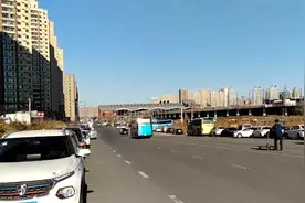 哈尔滨一回迁房，挨着火车道，大荒地中间，竟然是回迁房最贵的！视频封面