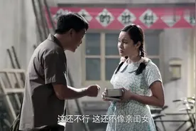影视：漂亮小姑娘翻包，还叫此人傻爸，这二人的关系不一般视频封面
