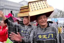 2019“西马”古城集结 三万跑者雨中比拼 13岁小将摘欢乐跑桂冠