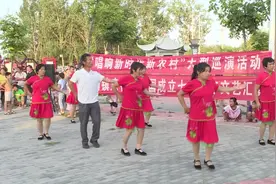 菏泽这位跳广场舞的大叔，身材真棒，旁边的女人都没他跳得好视频封面